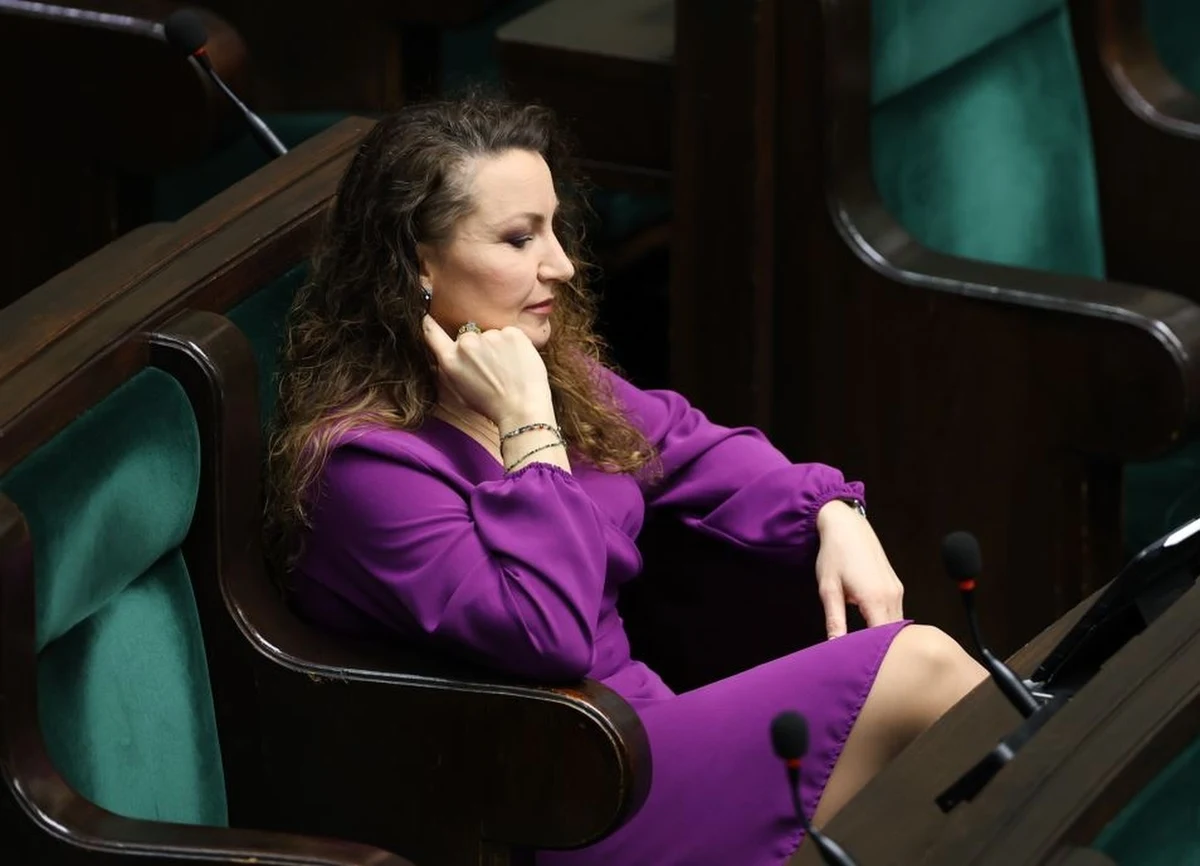 Jeśli Monika Pawłowska przyjmie mandat poselski po Mariuszu Kamińskim, będzie w Sejmie jedynym parlamentarzystą, który może się nie przejmować jakimikolwiek zobowiązaniami poza tymi, które sama na siebie nałożyła. Paradoksem polityki jest to, że prawdziwie wolny mandat może pełnić tylko polityk wyobcowany, wręcz outsider.