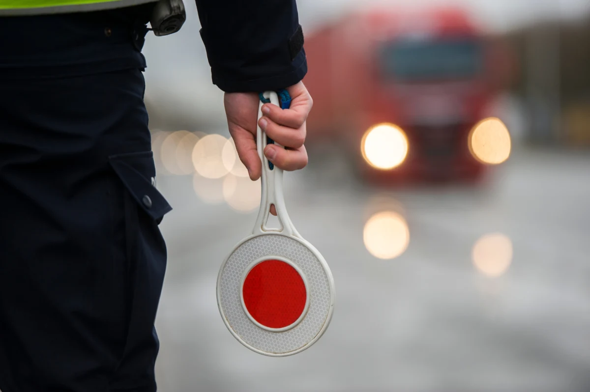 34-latek zatrzymany we Wrocławiu do kontroli drogowej, bez zażenowania powiedział policjantom, że od 15 lat regularnie przyjmuje marihuanę i uprawia ją na własny użytek. Badanie wykazało, że pod wpływem tej substancji prowadził samochód. O jego dalszym losie zdecyduje sąd.