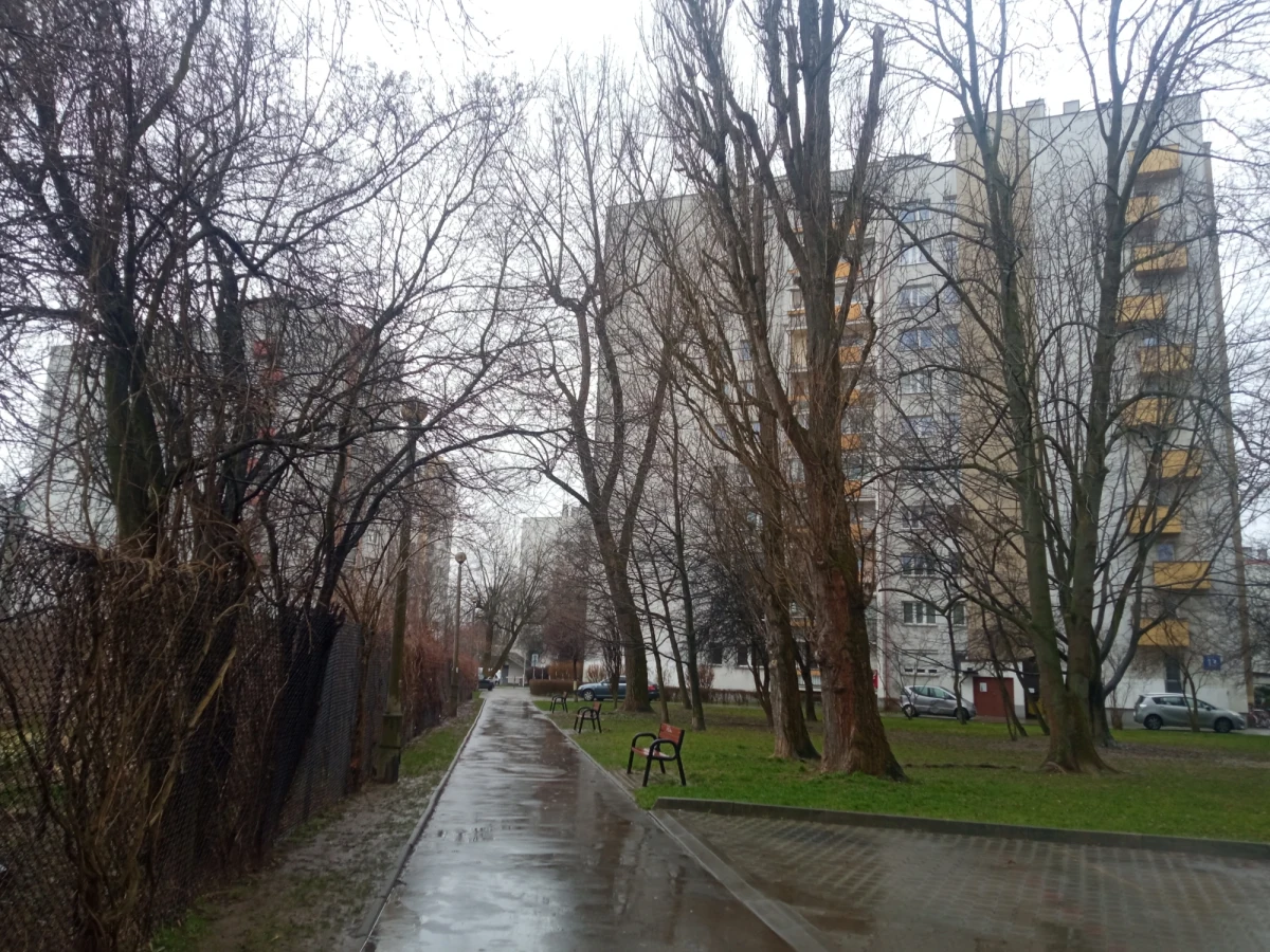 Mieszkańcy kilku wieżowców na Osiedlu Podwawelskim w Krakowie od dwóch tygodni nie mają gazu. Został odcięty po ostatnich kontrolach szczelności instalacji. Były one przeprowadzone w związku z październikowymi wstrząsami, które odczuwalne były w Małopolsce. Wyniki okazały się na tyle niepokojące, że podjęto natychmiastową decyzję o odcięciu dostaw paliwa. 