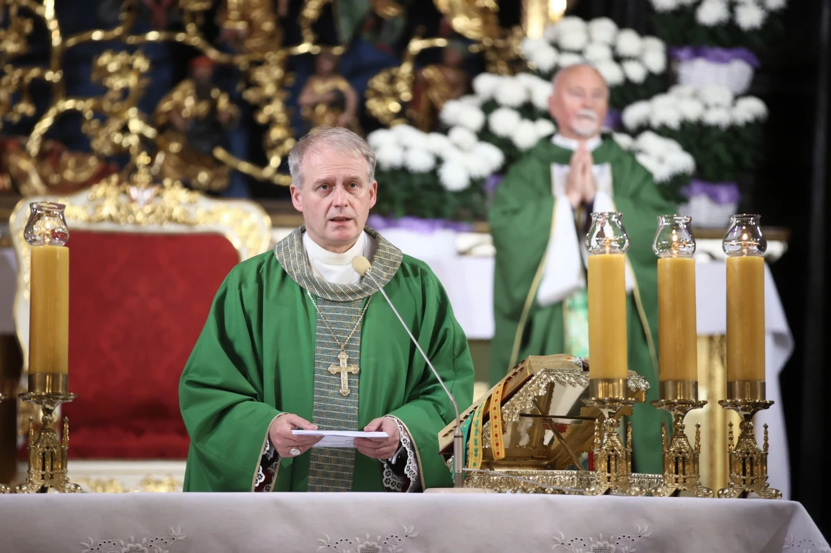 Znamy kulisy decyzji arcybiskupa Marka Jędraszewskiego o wezwaniu do ustąpienia proboszcza Bazyliki Mariackiej ks. Dariusza Rasia. Zarzuty wobec komisji, która stała za tą decyzją, są poważne, bo dotyczą konfliktu interesów i pisania raportu pod tezę konieczną do odwołania poprzedniego proboszcza.