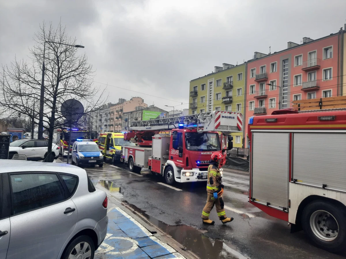 W urzędzie dzielnicy Praga-Południe poparzonych zostało dwóch konserwatorów, którzy dokonywali przeglądu windy. Obaj trafili pod opiekę ratowników medycznych.