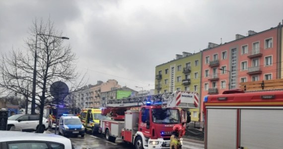 W urzędzie dzielnicy Praga-Południe poparzonych zostało dwóch konserwatorów, którzy dokonywali przeglądu windy. Obaj trafili pod opiekę ratowników medycznych.