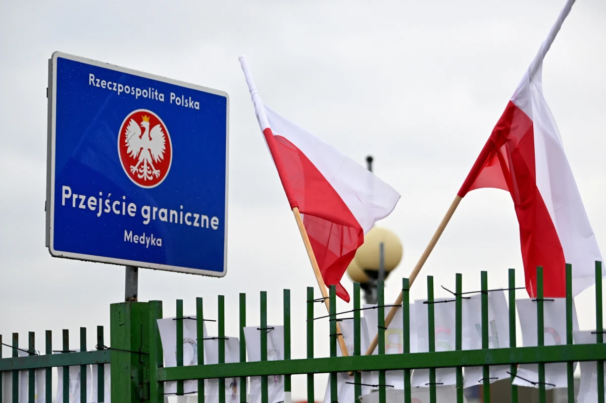 Przejścia na granicy polsko-ukraińskiej są od wczoraj wpisane na listę infrastruktury krytycznej - oświadczył szef MSWiA Marcin Kierwiński. W czwartek w Sejmie Donald Tusk tłumaczył, że to ma gwarantować, że dostawy uzbrojenia i pomocy humanitarnej na Ukrainę będą docierać bez przeszkód.