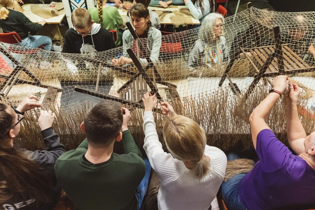 Od kilkunastu miesięcy społeczność ukraińska spotyka się, aby ręcznie wyplatać siatki maskujące dla żołnierzy. W drugą rocznicę wybuchu wojny w Ukrainie Europejskie Centrum Solidarności zaprasza wszytskich chętnych do ich wspólnego tworzenia. Na koniec zaplanowany jest wiec solidarności.
