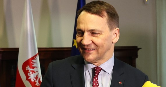 "To jest świetny dzień dla Polski" - powiedział minister spraw zagranicznych Radosław Sikorski o zapowiedzi szefowej Komisji Europejskiej Ursuli von der Leyen w sprawie uwolnienia około 137 mld euro dla Polski. Jak podkreślił, "dzięki tym dziesiątkom miliardów euro dokończymy modernizację Polski".