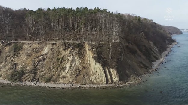 Morze wydziera Polsce fragmenty wybrzeża. Kolejny raz osunął się klif w gdyńskim Orłowie. Przez zmiany klimatu, wahania temperatury i coraz wyższy poziom wody w Bałtyku. Można powiedzieć: natura dała, natura odbiera, ale spacerowanie po klifie, który jest jedną z największych atrakcji Trójmiasta, stało się bardzo niebezpieczne. Materiał dla "Wydarzeń" przygotował Łukasz Dubaniewicz.