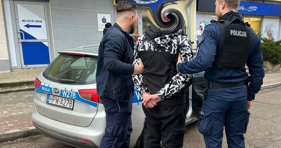 Koszalińska policja zatrzymała czterech mężczyzn i kobietę, obywateli Ukrainy, w związku z oszustwami na łączną kwotę ponad 1 mln zł, których dokonywali różnymi metodami, w tym "na pracownika banku" i "policjanta".