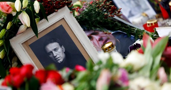 "Śledczy zadzwonili do matki Nawalnego i postawili jej ultimatum. Albo w ciągu trzech godzin zgodzi się na tajny pogrzeb bez publicznego pożegnania, albo Aleksiej zostanie pochowany w kolonii" - poinformowała w mediach społecznościowych rzeczniczka prasowa zmarłego rosyjskiego opozycjonisty Kira Jarmysz.
