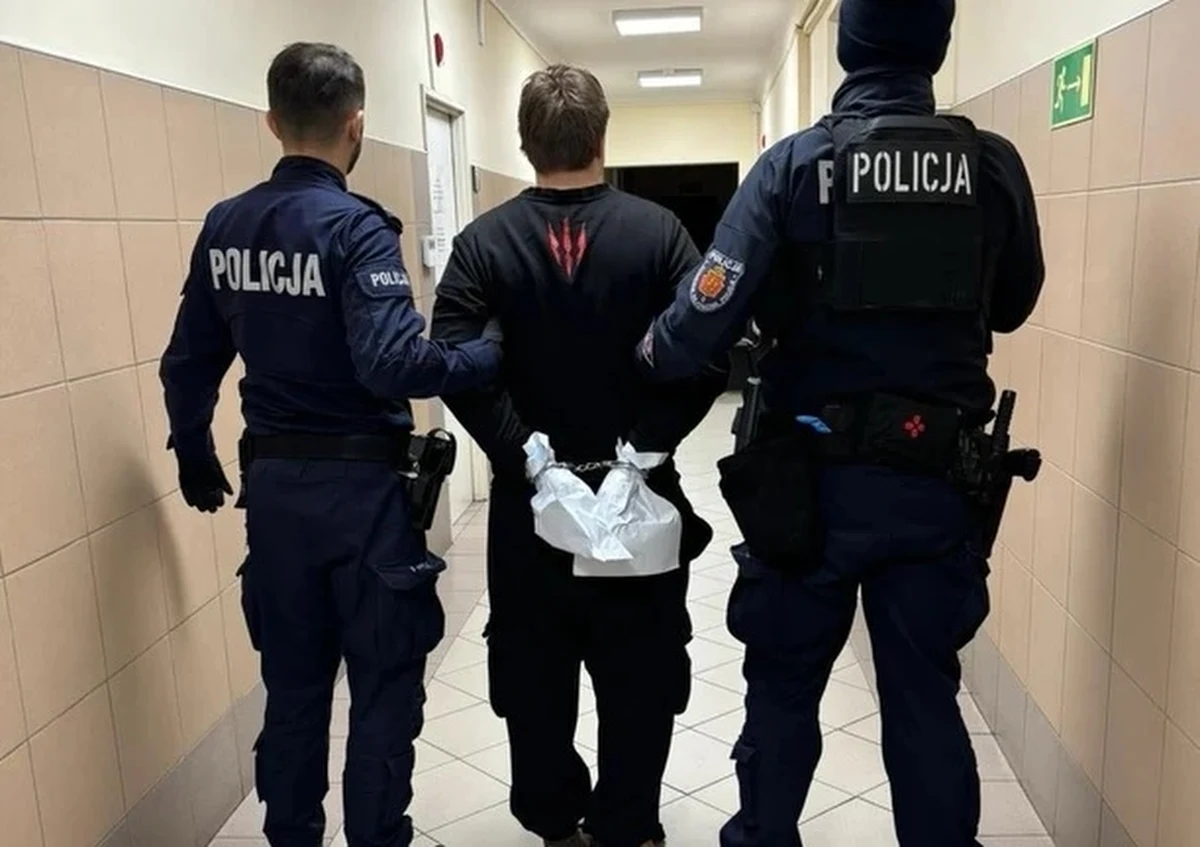 Prokuratura Rejonowa Warszawa - Wola postawiła zarzuty mężczyźnie, który w środę zaatakował nożem personel medyczny szpitala przy ul. Kasprzaka. Napastnik ranił dwie osoby.