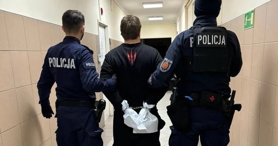 Prokuratura Rejonowa Warszawa - Wola postawiła zarzuty mężczyźnie, który w środę zaatakował nożem personel medyczny szpitala przy ul. Kasprzaka. Napastnik ranił dwie osoby.