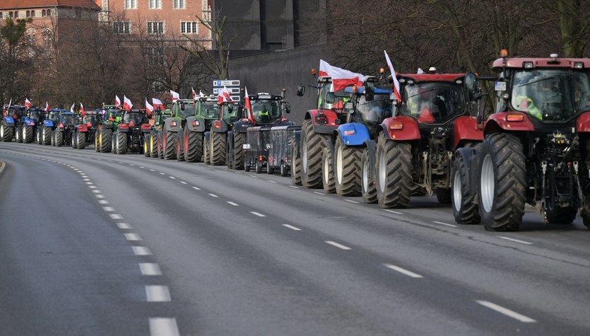  Zerwał polską flagę z traktora. Bo bał się, że ucieknie mu samolot