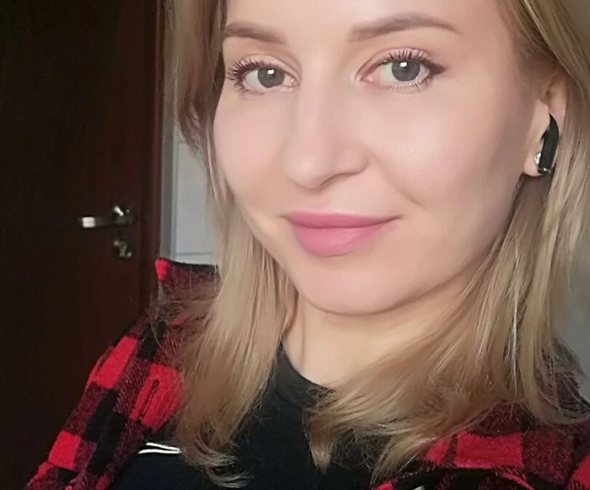 Co chwilę sprawdza w aplikacji w telefonie, czy jej rodzina jest bezpieczna, czy w Dnieprze nie ogłoszono alarmu, czy nie spadają rakiety. Ubiegłej nocy rakieta uderzyła w blok, zaledwie kilometr od domu, w którym mieszkają 18-letni syn i mąż pani Inny. O życiu w cieniu wojny mówi nam Ukrainka, która w marcu 2022 roku uciekła do Polski.