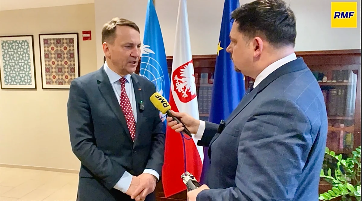 "Niestety nic nie wskazuje na to aby Władimir Putin zechciał zakończyć swoją agresję" – powiedział minister spraw zagranicznych Radosław Sikorski w rozmowie w drugą rocznicę inwazji Rosji na Ukrainę. Podkreślał, że Polska musi być gotowi na odstraszanie Putina i musi być gotowa nie w perspektywie 5 czy 6 lat, a 2-3 lat. Dlatego – jak tłumaczył - rząd podejmuje pilne decyzje zakupowe.