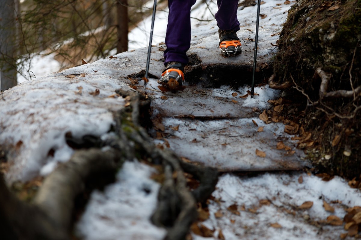 ​Trudne warunki są na szlakach turystycznych w Beskidach. Powyżej 1000 m n.p.m. leży śnieg. Poniżej jest błotniście i ślisko. Goprowcy nie polecają wędrówek po górach.