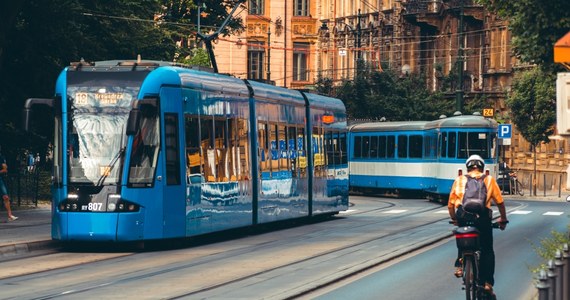 Od poranka w części Krakowa obowiązuje nowa organizacja ruchu, w związku z budową nowej linii tramwajowej. Zamknięcia i zwężenia jezdni dotyczą głównie ulicy Lublańskiej. Inwestycja dotyczy położenia nowej sieci trakcyjnej szybkiego tramwaju do Mistrzejowic, w północnej części Krakowa - informuje krakowski magistrat.