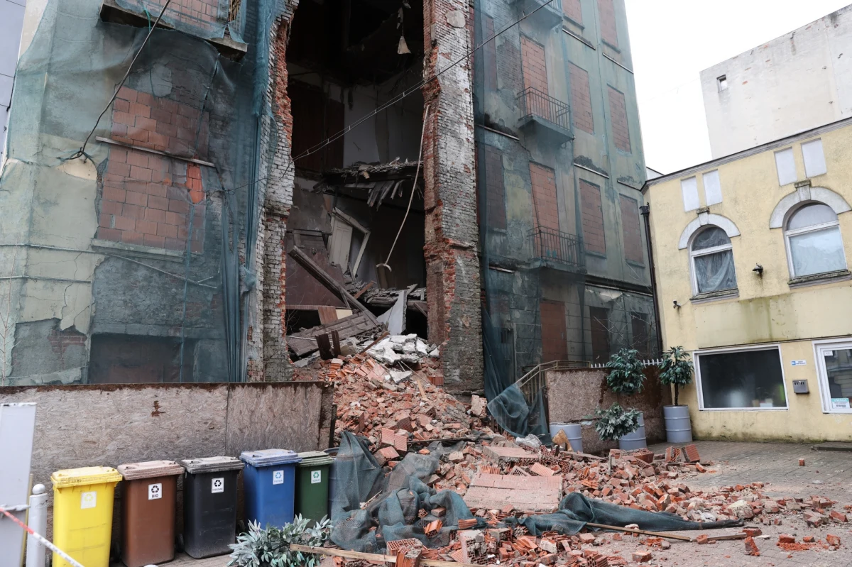 Trwa przeszukiwanie gruzowiska po zawaleniu się w sobotę rano w Łodzi ściany kamienicy przy ul. Narutowicza 21. W akcji bierze udział 10 zastępów strażaków i dwa psy ratownicze. Jedna jezdnia ul. Narutowicza jest zamknięta – powiedział rzecznik prasowy KM PSP w Łodzi kpt. Łukasz Górczyński.