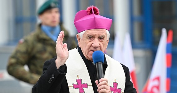 "Ojciec Święty Franciszek przyjął rezygnację abp. Andrzeja Dzięgi z posługi arcybiskupa metropolity szczecińsko-kamieńskiego. Administratorem apostolskim sede vacante został mianowany biskup koszalińsko-kołobrzeski Zbigniew Zieliński" – poinformowała Nuncjatura Apostolska w Polsce. Ten prosty komunikat kończy trwający od lat proces kanoniczny metropolity oskarżanego o zaniedbania i krzywdzenie ofiar pedofilii w Kościele. Tyle, że na skutek jego enigmatyczności, arcybiskup nadal może dezinformować wiernych i duchownych swojej diecezji i robi to - ujawnia dziennikarz RMF FM Tomasz Terlikowski. Dowodem jest list hierarchy do kapłanów. 