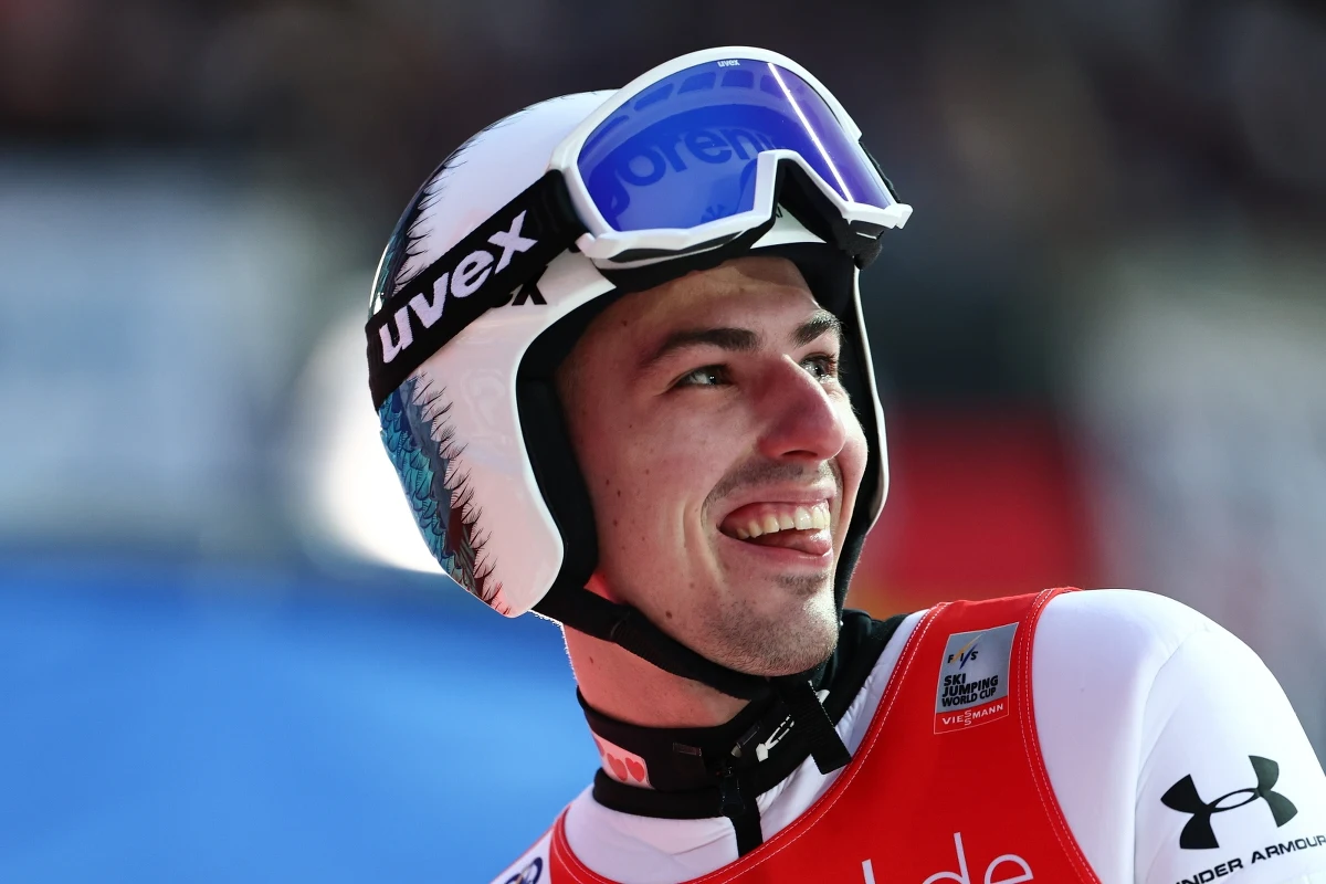 Słoweniec Timi Zajc wygrał konkurs Pucharu Świata w skokach narciarskich na mamucim obiekcie w Oberstdorfie. Najlepszy z Polaków - Kamil Stoch - zakończył rywalizację na 12. miejscu. 