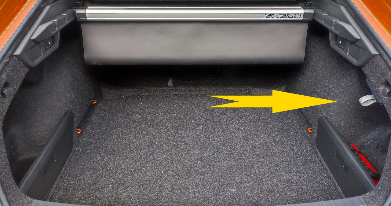 Tajemnicza linka w bagażniku samochodu. kilka osób wie, do czego służy