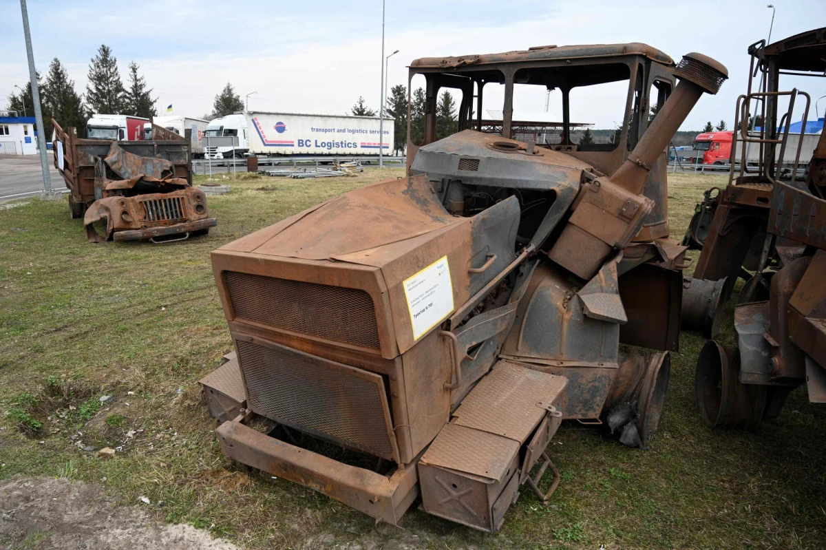 Polscy rolnicy w dalszym ciągu blokują polsko-ukraińskie przejścia graniczne. Na jednym z nich - w Medyce - kierowcy ciężarówek muszą czekać na odprawę aż 197 godzin. Dzieje się również po drugiej stronie granicy - ukraińscy rolnicy przywieźli zniszczone w wyniku rosyjskiego ostrzału maszyny. Chcą w ten sposób pokazać, z jakimi problemami się borykają.
