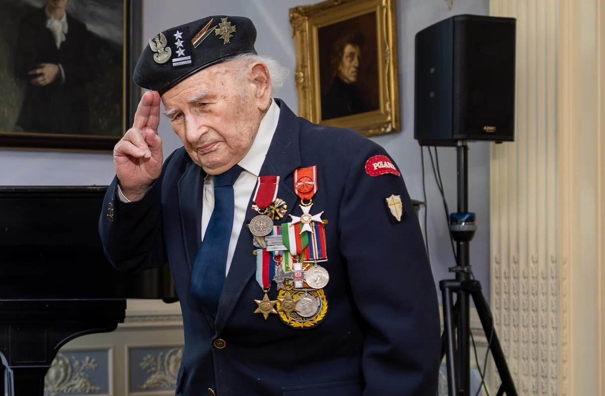 Minister spraw zagranicznych Radosław Sikorski wręczył w Waszyngtonie Odznakę Honorową Bene Merito działaczowi polonijnemu i weteranowi walk na Monte Cassino pułkownikowi Romualdowi Lipińskiemu.