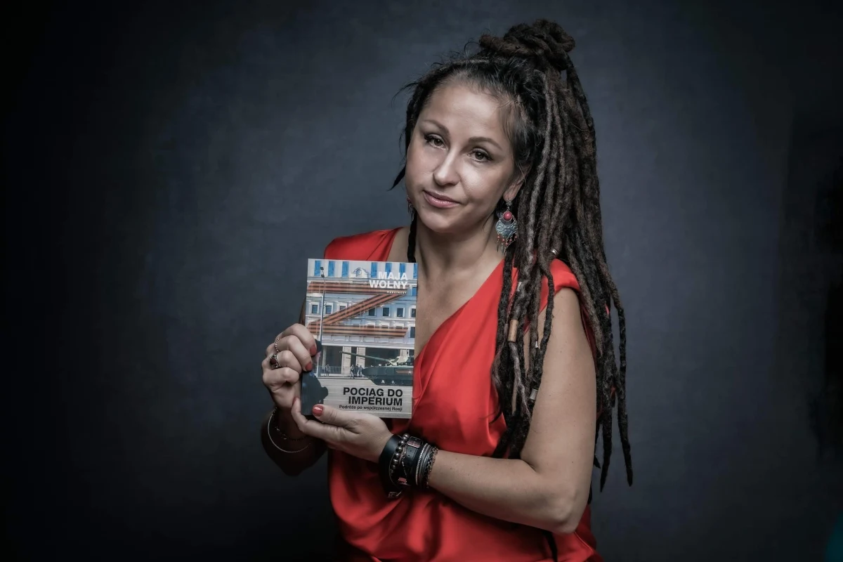 W Rosji nie ma wolnych mediów, nie ma korespondentów z innych zachodnich mediów. Maja Wolny autorka książki "Pociąg do imperium. Podróże po współczesnej Rosji" przejechała ten kraj wzdłuż, by zebrać informacje, jaka jest współczesna Federacja. Czy widać działanie sankcji, czy zwykli Rosjanie popierają agresję na Ukrainę i czego się boją? O to pytała w swojej długiej podróży. I o tym opowiedziała naszej dziennikarce Marlenie Chudzio. Mówiła także o wysokiej cenie, jaką przyszło jej zapłacić, za szukanie rosyjskiego spojrzenia na wojnę.