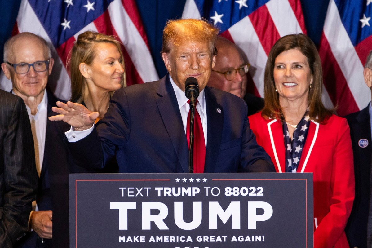 Były prezydent USA Donald Trump wygrał republikańskie prawybory w Karolinie Południowej, pokonując swoją konkurentkę Nikki Haley w jej rodzinnym stanie - ogłosiła agencja AP po spłynięciu pierwszych wyników. Jest to już piąte z rzędu zwycięstwo Trumpa, które przybliża go zapewnienia sobie partyjnej nominacji w listopadowych wyborach prezydenckich.