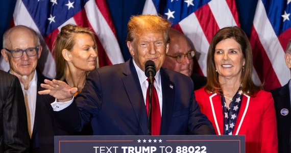 Były prezydent USA Donald Trump wygrał republikańskie prawybory w Karolinie Południowej, pokonując swoją konkurentkę Nikki Haley w jej rodzinnym stanie - ogłosiła agencja AP po spłynięciu pierwszych wyników. Jest to już piąte z rzędu zwycięstwo Trumpa, które przybliża go zapewnienia sobie partyjnej nominacji w listopadowych wyborach prezydenckich.