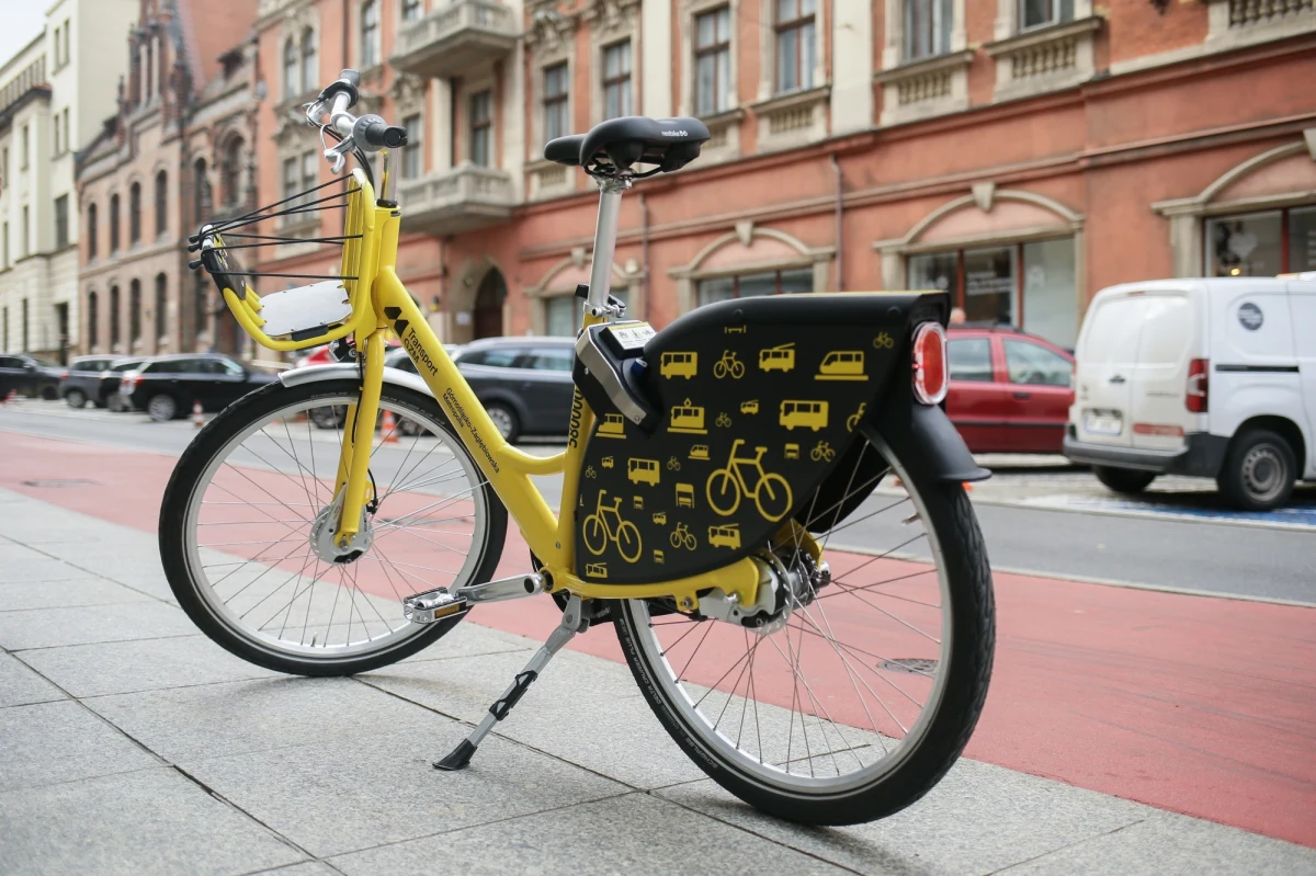 ​Największy w Polsce i trzeci co do wielkości w Europie system rowerów miejskich startuje dziś w Górnośląsko-Zagłębiowskiej Metropolii (GZM). Od teraz z 1260 żółtych jednośladów mogą korzystać mieszkańcy 8 śląskich miast. W planach jest dodanie kolejnych aglomeracji. Rowery można wypożyczać za pośrednictwem aplikacji Metrorower, dostępnej w sklepach App Store, Google Play i w AppGallery.