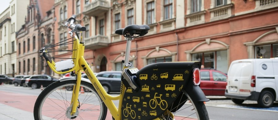 ​Największy w Polsce i trzeci co do wielkości w Europie system rowerów miejskich startuje dziś w Górnośląsko-Zagłębiowskiej Metropolii (GZM). Od teraz z 1260 żółtych jednośladów mogą korzystać mieszkańcy 8 śląskich miast. W planach jest dodanie kolejnych aglomeracji. Rowery można wypożyczać za pośrednictwem aplikacji Metrorower, dostępnej w sklepach App Store, Google Play i w AppGallery.