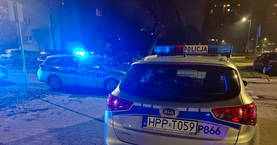 Dwóch policjantów trafiło do szpitala po nocnej interwencji w Tychach na Śląsku. Zatrzymanych w tej sprawie zostało w sumie 5 osób.