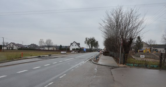 Policjanci z Makowa Mazowieckiego analizują kilka filmów od kierowców z drogi krajowej 57 - z miejsca, gdzie przedwczoraj śmiertelnie potrącony został dwuletni chłopiec. Funkcjonariusze apelują o kolejne materiały. 