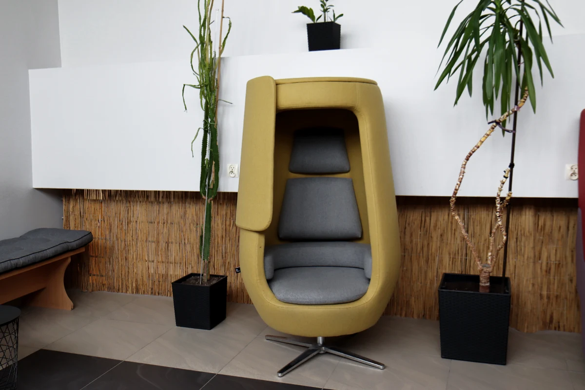 Uniwersytet Przyrodniczy w Poznaniu wyszedł na przeciw swoim studentom. Władze uczelni zainstalowały fotele do karmienia niemowląt i przewijaki w niektórych swoich obiektach. Mają wesprzeć studentów łączących zdobywanie wyższego wykształcenia z rolą rodzica. Z foteli odseparowujących od otoczenia mogą też korzystać osoby nadwrażliwe - informuje biuro prasowe uczelni.