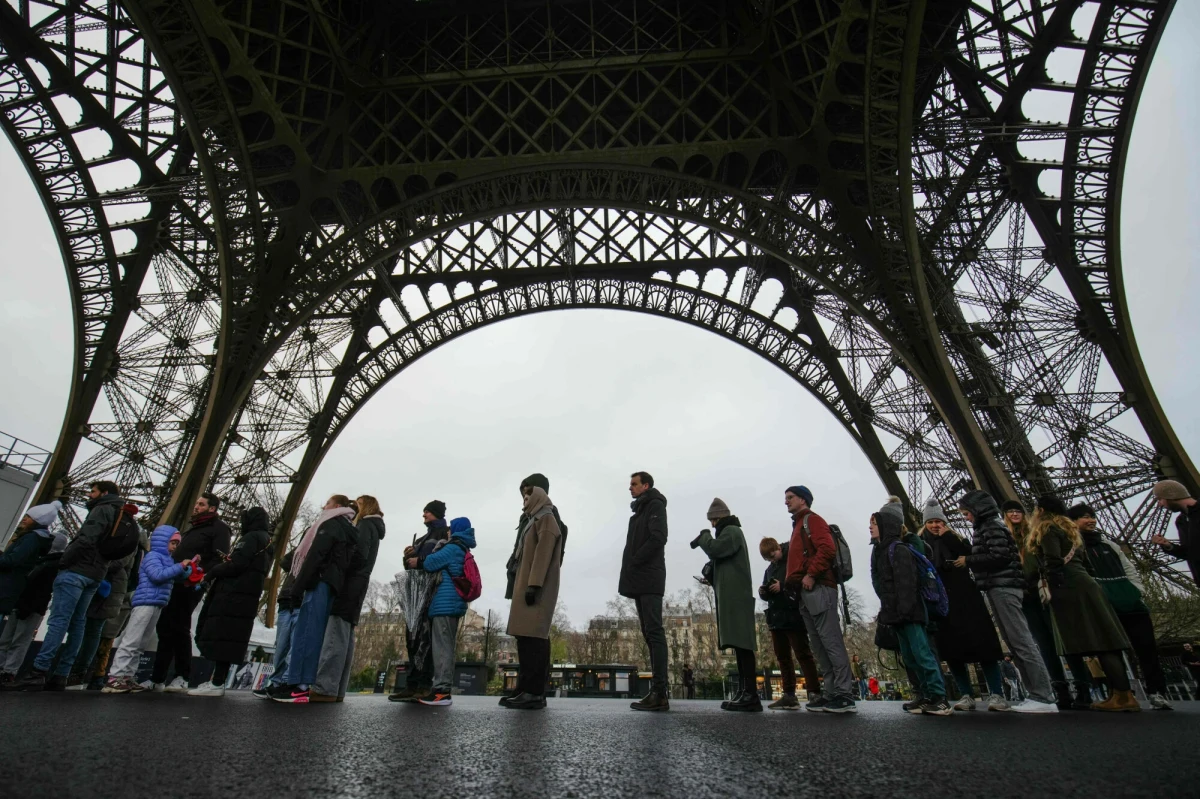 Przez prawie tydzień wieża Eiffla była zamknięta dla turystów. Wszystko za sprawą strajku pracowników, którzy domagali się lepszych warunków pracy i renowacji zabytku. "Żelazna Dama" niszczeje, widać na niej już rdzę. 