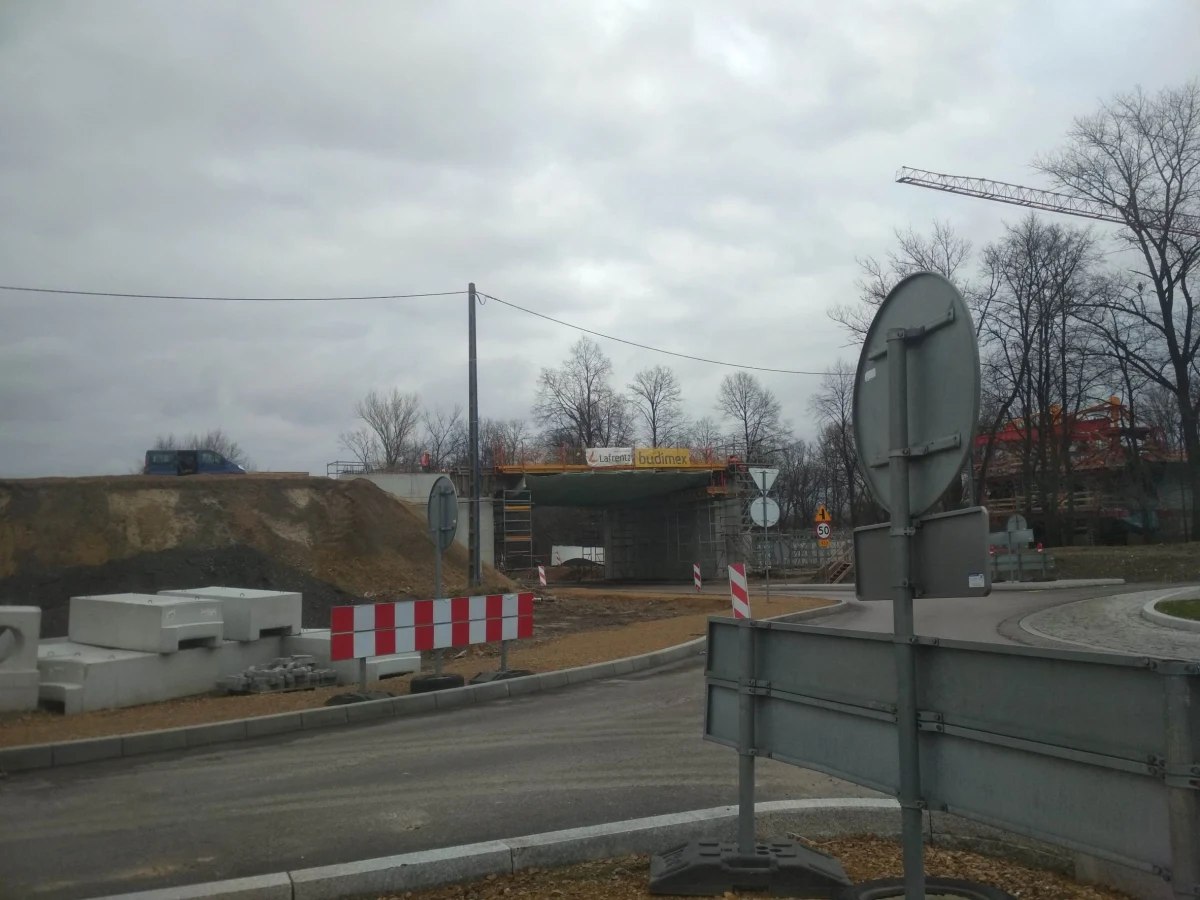 Na ul. Legionów w Oświęcimiu dziś przed południem wprowadzony zostanie ruch wahadłowy - informuje GDDKiA. Przejazd samochodów będzie sterowany za pomocą sygnalizacji świetlnej, a w przypadku dużego natężenia - ręcznie.