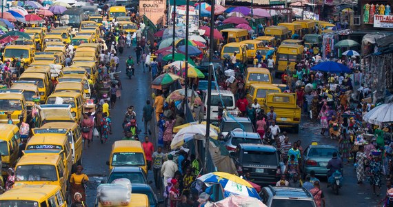 "Urzędnicy administracji publicznej będą pracować trzy dni w tygodniu" - zapowiedział gubernator nigeryjskiego stanu Lagos Babajide Sanwo-Olu. W wystąpieniu online poinformował również, że od soboty obowiązują 25-procentowe obniżki cen usług transportowych świadczonych przez państwowe firmy.