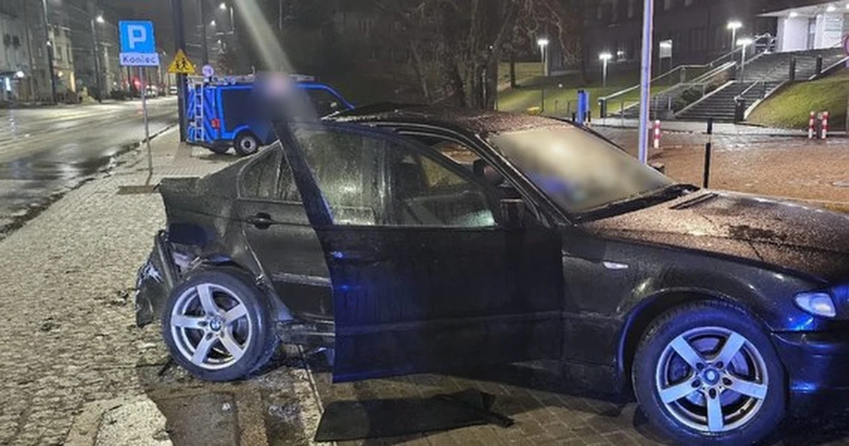 47-letni kierowca bmw usłyszał dwa zarzuty związane z wypadkiem, do którego doszło tydzień temu na ul. Kościuszki w Olsztynie. Zginął wtedy 33-letni pasażer. Siedzący za kierownicą Sławomir Sz. był kompletnie pijany: miał w organizmie 2,5 promila alkoholu. Nigdy nie wyrobił prawa jazdy, miał też sądowy zakaz kierowania pojazdami.