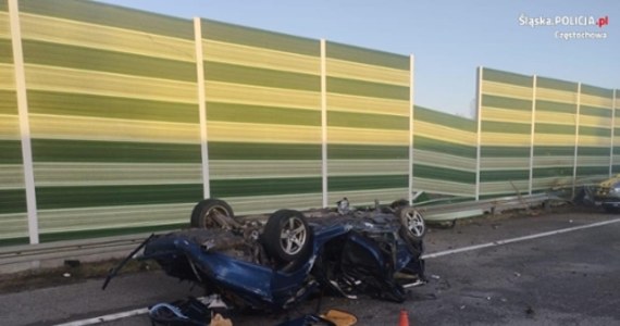21-latek został ranny po tym, jak jego auto dachowało dziś rano na autostradzie A1 w kierunku Katowic. Ze wstępnych ustaleń policji wynika, że kierowca bmw jechał za szybko.    