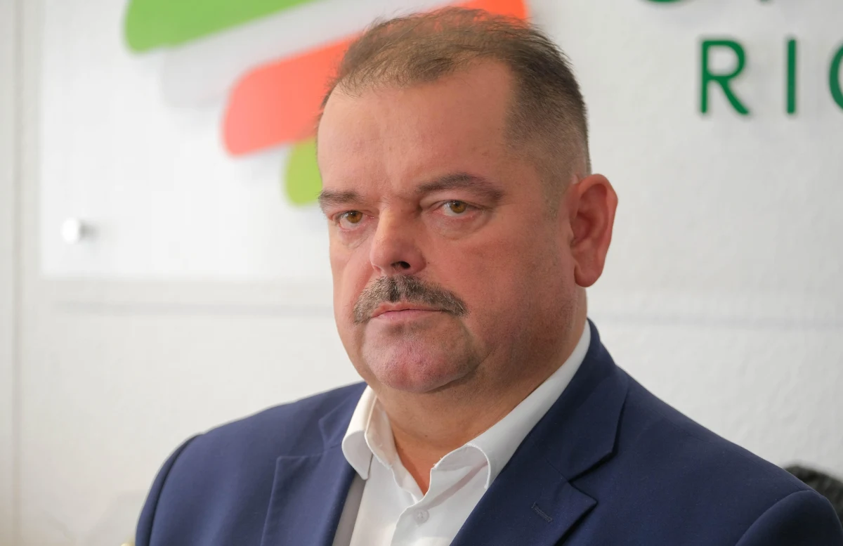 Jutro jest marsz pokojowy, pieszy; rolnicy przyjeżdżają autokarami, busami, pociągami, wszelkimi środkami lokomocji, ale nie ciągnikami - powiedział w Rozmowie w południe w Radiu RMF24 Sławomir Izdebski, odnosząc się do zaplanowanego na wtorek "marszu gwiaździstego" w Warszawie. Przewodniczący OPZZ Rolników i Organizacji Rolniczych spodziewa się w stolicy 50 tys. rolników.