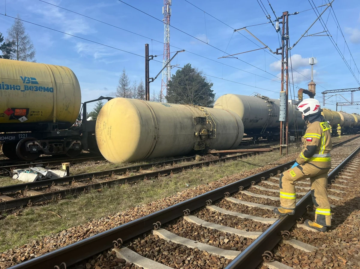 Na wysokości Grabowna Wielkiego (Dolnośląskie) wykoleił się pociąg, przewożący paliwo lotnicze. Na miejsce wezwano służby, w tym jednostkę chemiczną.