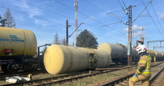 Na wysokości Grabowna Wielkiego (Dolnośląskie) wykoleił się pociąg, przewożący paliwo lotnicze. Na miejsce wezwano służby, w tym jednostkę chemiczną.