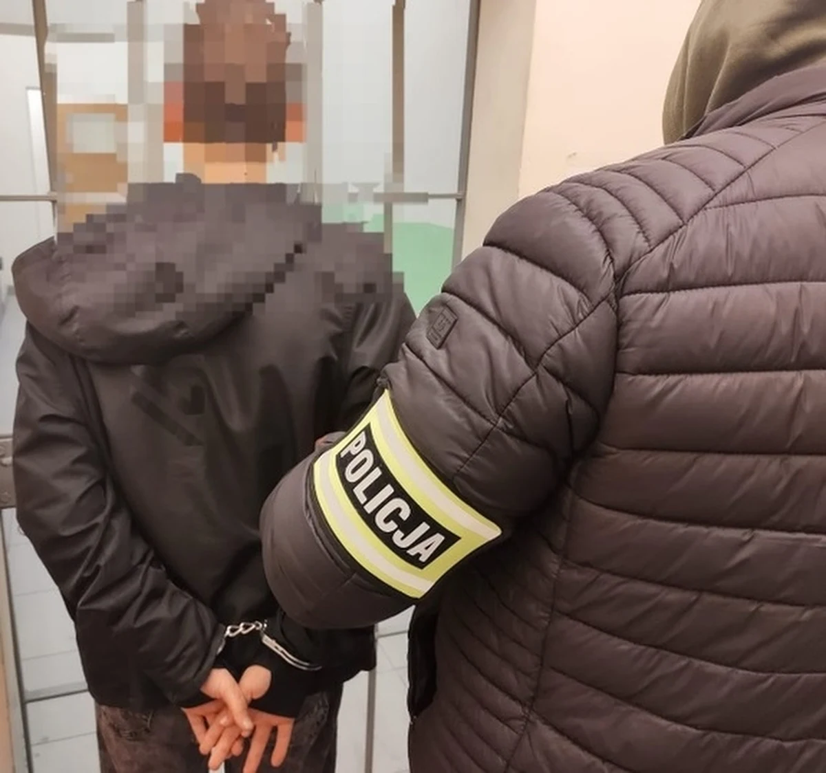 Za usiłowanie zabójstwa i kierowanie gróźb karalnych odpowie 18-latek, który przed sklepem spożywczym w Rogoźnie ugodził nożem 19-latka. Grozi mu od 8 do nawet 25 lat pozbawienia wolności.