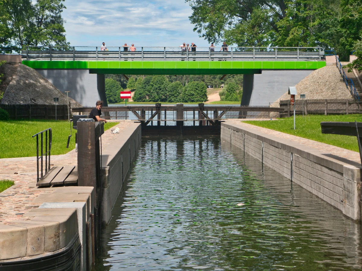 Prawie 1 mln zł będzie kosztowała wymiana wrót na śluzie Przewięź Kanału Augustowskiego w Podlaskiem. Wody Polskie w Białymstoku podpisały w poniedziałek z wykonawcą umowę w tej sprawie.