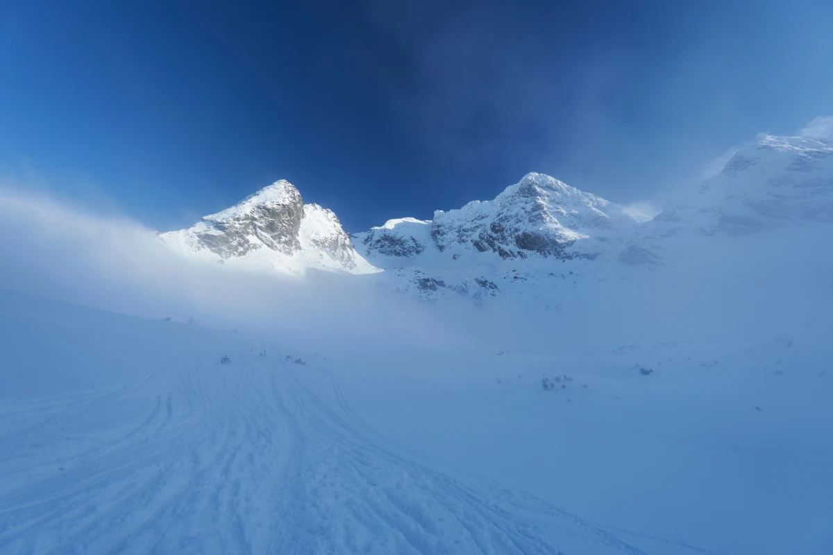 Ratownicy TOPR udzielali w miniony weekend pomocy dziewięciu poszkodowanym turystom. W nocy z soboty na niedzielę transportu w specjalnych noszach wymagał narciarz porwany przez lawinę w okolicach Szpiglasowej Przełęczy. W niedzielę dwoje taterników sprowadzono ze Świnicy - poinformował ratownik dyżurny.

