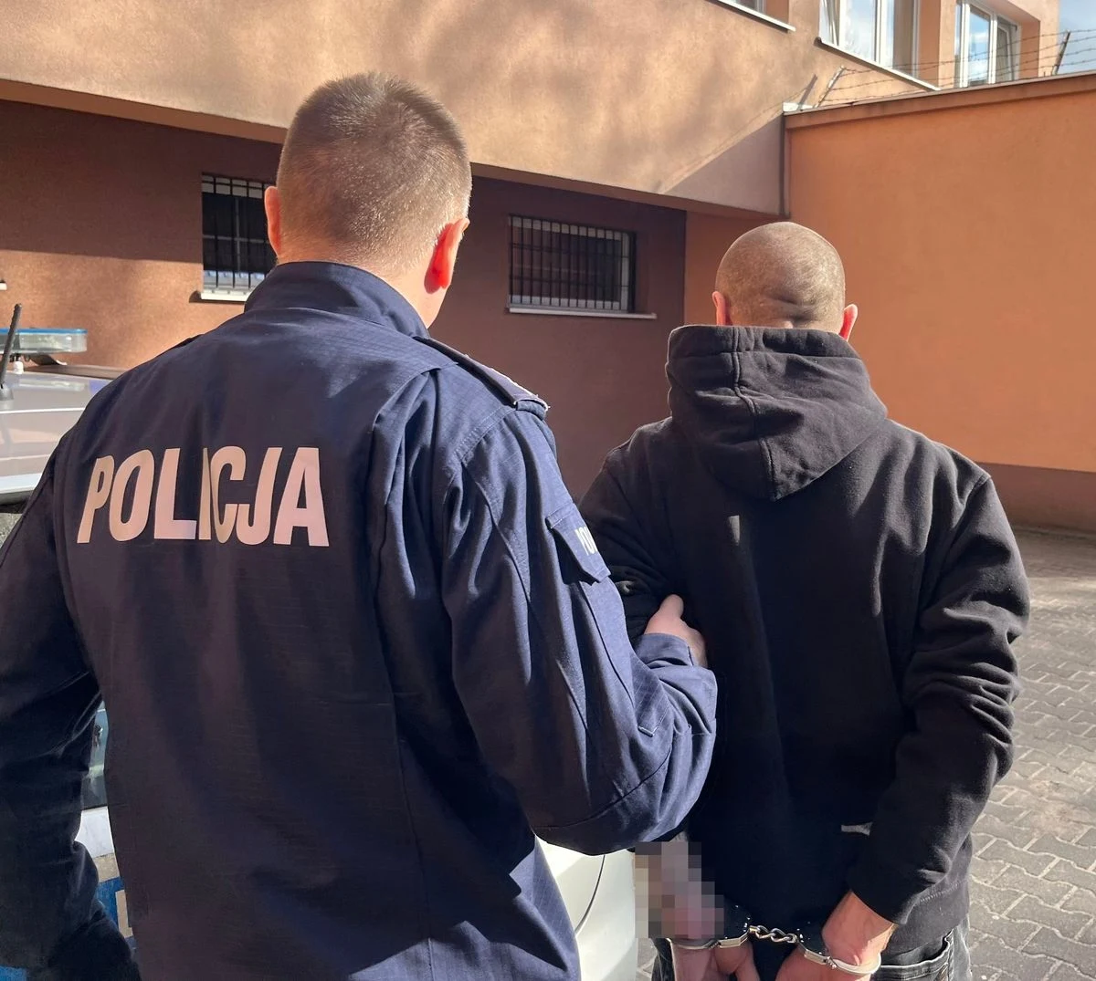 Do aresztu trafił 37-latek z Puław, który najpierw odprowadził na przystanek potrzebującego pomocy 90-latka, a potem szarpał go, popychał i ukradł mu portfel z pieniędzmi, kartą do bankomatu i dokumentami. Sprawcy rozboju grozi do 15 lat więzienia.