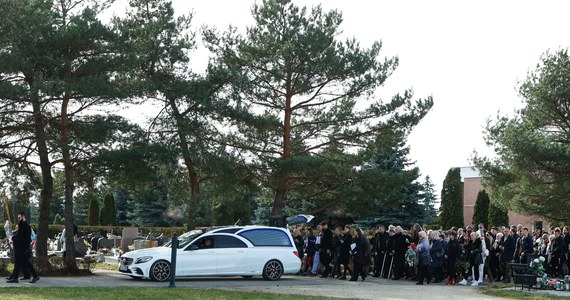 Pożegnali go rodzina i przyjaciele. Tomasz Komenda został pochowany w poniedziałek o godz. 12 na wrocławskim cmentarzu komunalnym Psie Pole przy ul. Kiełczowskiej.