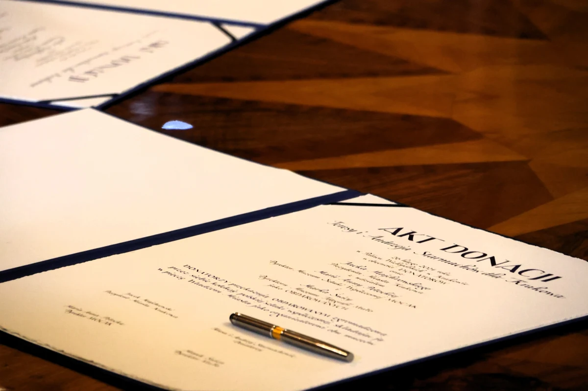 Krakowskie muzea wzbogaciły się dzisiaj o dzieła wybitnych polskich artystów, m.in. Magdaleny Abakanowicz, Tadeusza Kantora, Jerzego Nowosielskiego, Marty Deskur. W magistracie podpisano akt przekazania należącej do Teresy i Andrzeja Starmachów kolekcji sztuki dwóm placówkom: Muzeum Sztuki Współczesnej MOCAK i Muzeum Fotografii.
