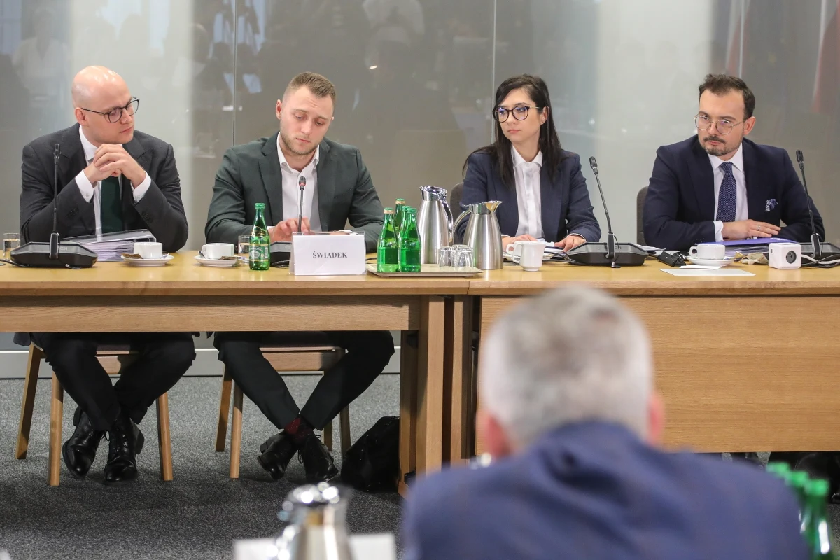 "Ta afera jest faktem. W mojej ocenie kierownictwo Zjednoczonej Prawicy starało się tę aferę tuszować, bo najbardziej mogło na tym skorzystać" - tak przed komisją śledczą ds. afery wizowej powiedział Edgar Kobos - współpracownik byłego wiceszefa MSZ Piotra Wawrzyka. Wcześniej przed komisją stawił się Wawrzyk. Były wiceminister spraw zagranicznych i jeden z głównych "bohaterów" afery odmówił jednak składania zeznań przed posłami.