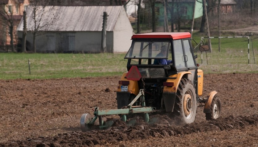  Rolnik wypadł z ciągnika. Pojazd po nim przejechał