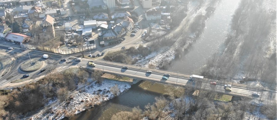 Dwa nowe mosty nad rzeką Bóbr w Bolesławcu zastąpią w 2026 roku starą przeprawę, która jest w złym stanie technicznym. We wrocławskim oddziale Generalnej Dyrekcji Dróg Krajowych i Autostrad podpisano w poniedziałek umowę na ich budowę. Ma kosztować ok. 41 mln złotych.